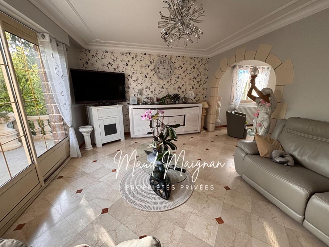 SEGRE Propriété familiale, très beaux volumes, piscine et atelier, cadre calme et sans vis-à-vis 9