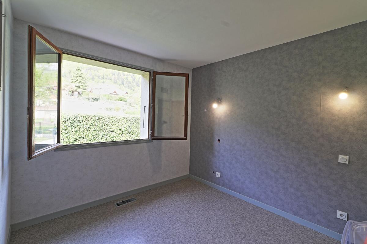 LATHUILE Maison indépendante avec 3 chambres, terrasse, garages et jardin 10