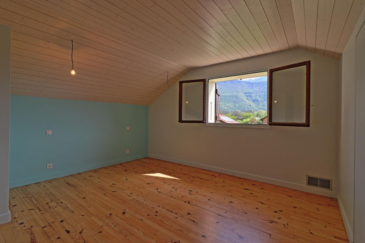 LATHUILE Maison indépendante avec 3 chambres, terrasse, garages et jardin 11