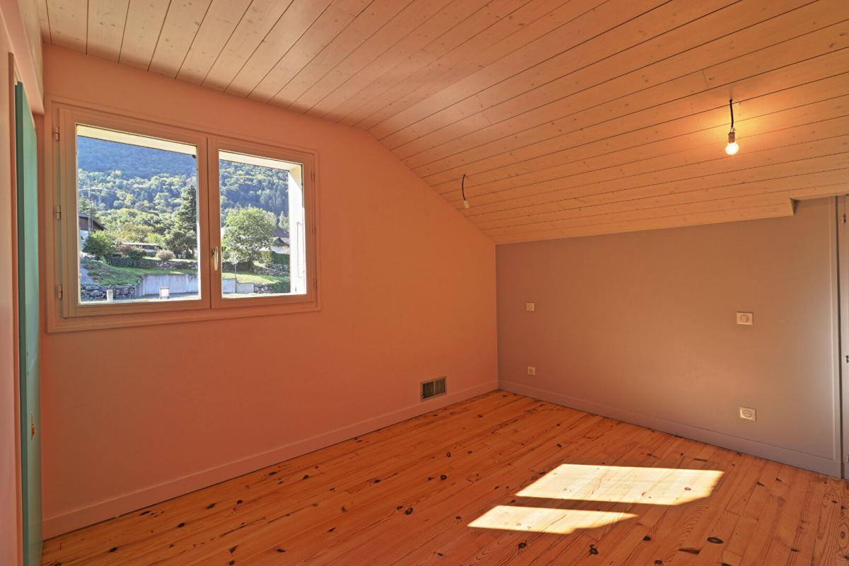 LATHUILE Maison indépendante avec 3 chambres, terrasse, garages et jardin 12