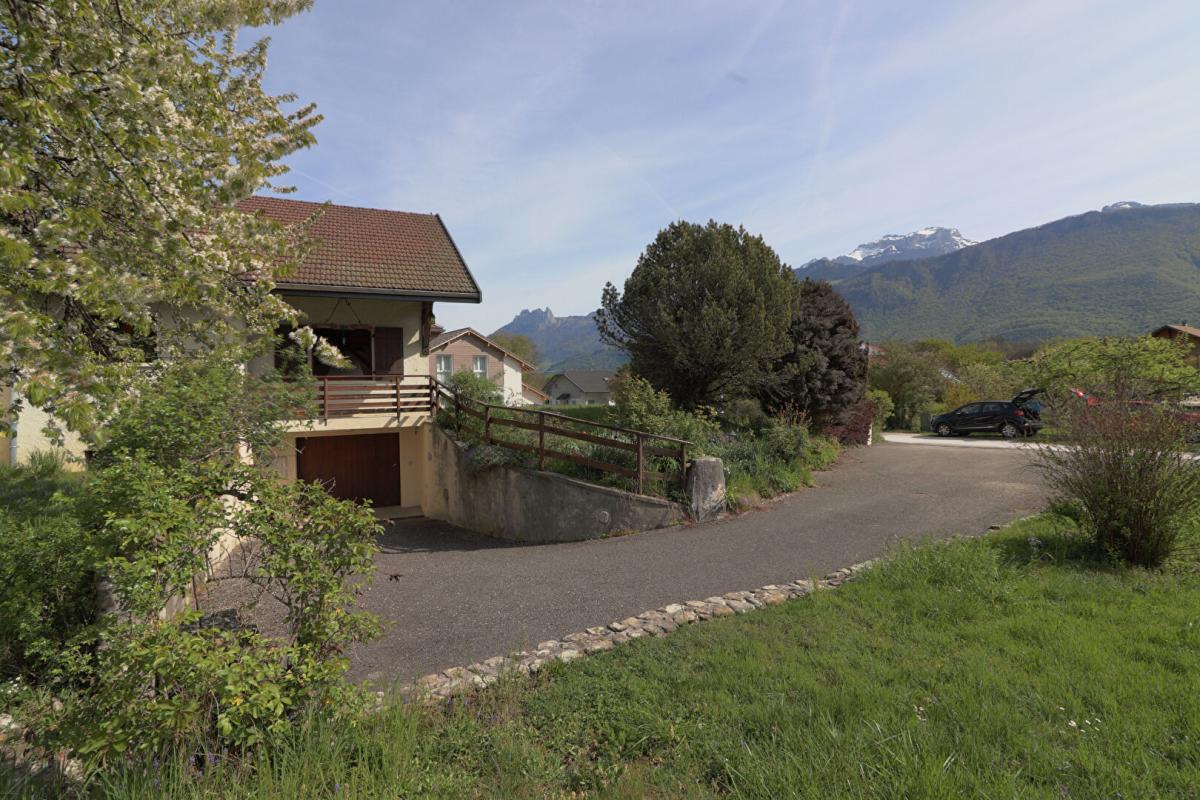 LATHUILE Maison indépendante avec 3 chambres, terrasse, garages et jardin 14