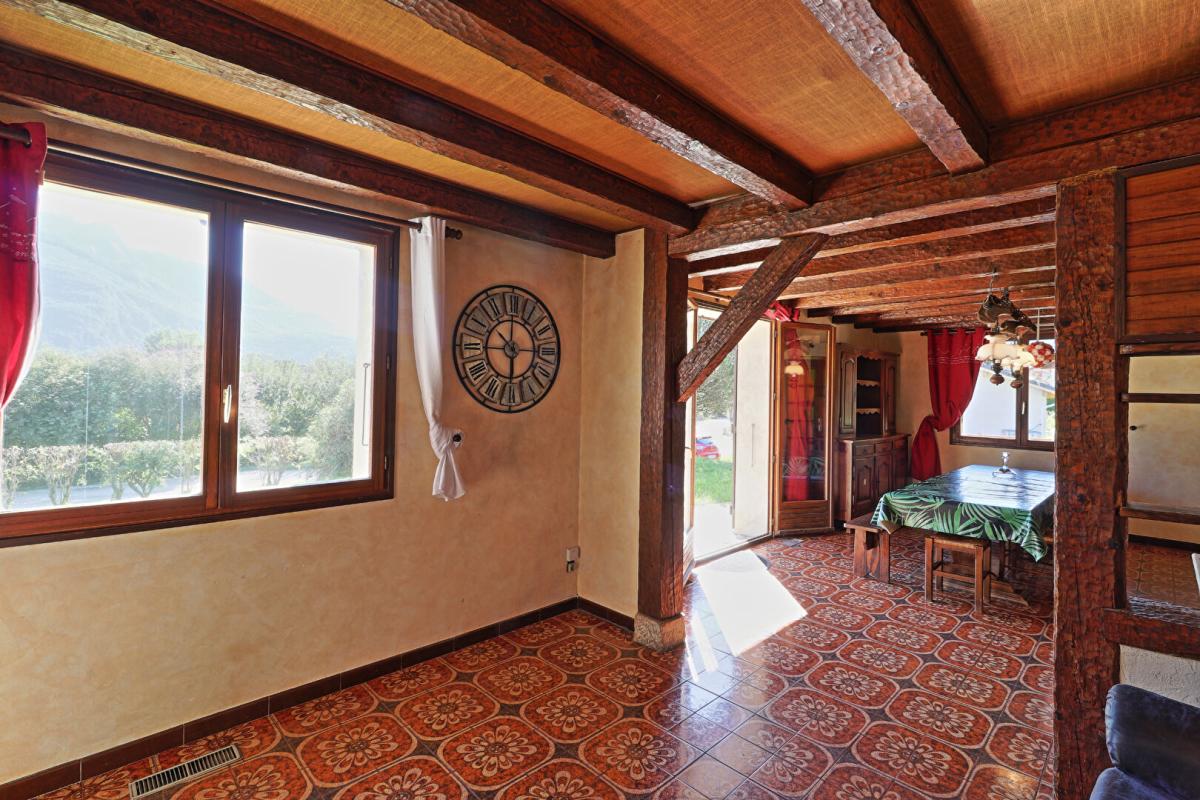 LATHUILE Maison indépendante avec 3 chambres, terrasse, garages et jardin 6