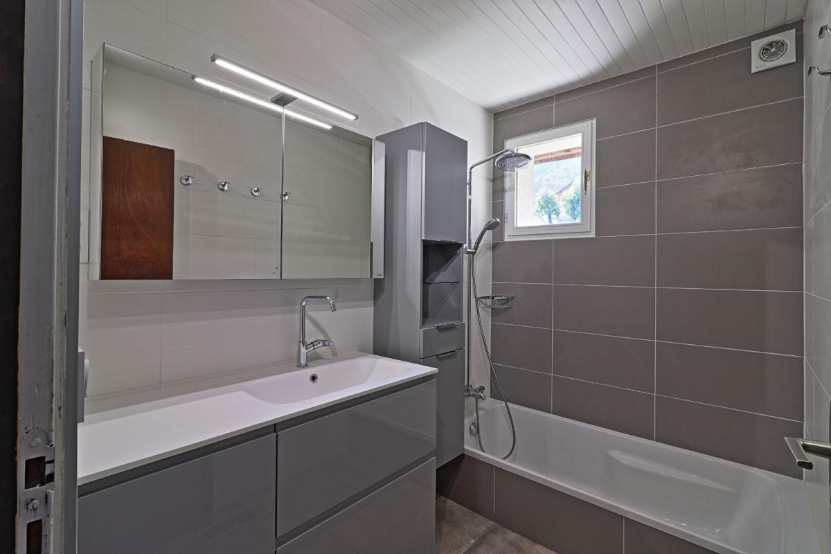 LATHUILE Maison indépendante avec 3 chambres, terrasse, garages et jardin 9