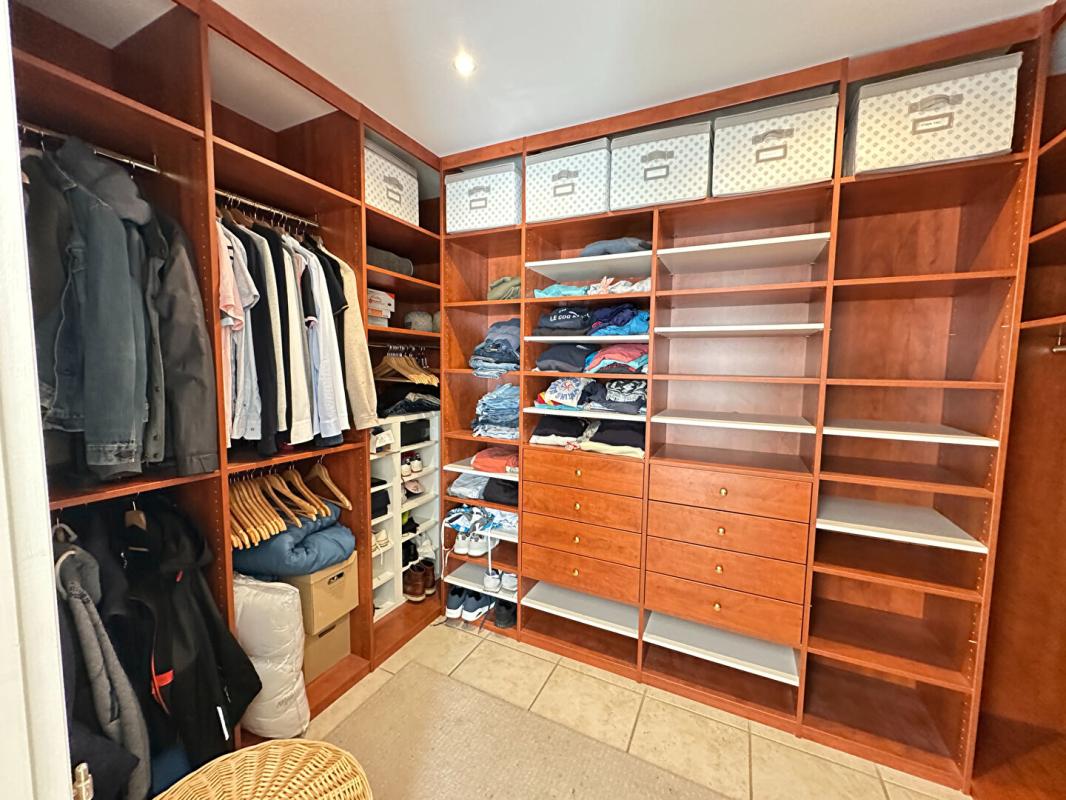 LANCON-PROVENCE Maison de plain-pied lumineuse avec piscine et grand terrain arboré à Lançon-de-Provence 10