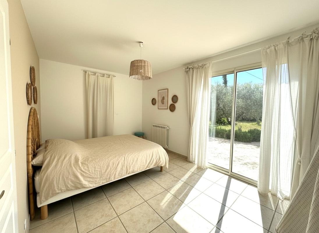 LANCON-PROVENCE Maison de plain-pied lumineuse avec piscine et grand terrain arboré à Lançon-de-Provence 11