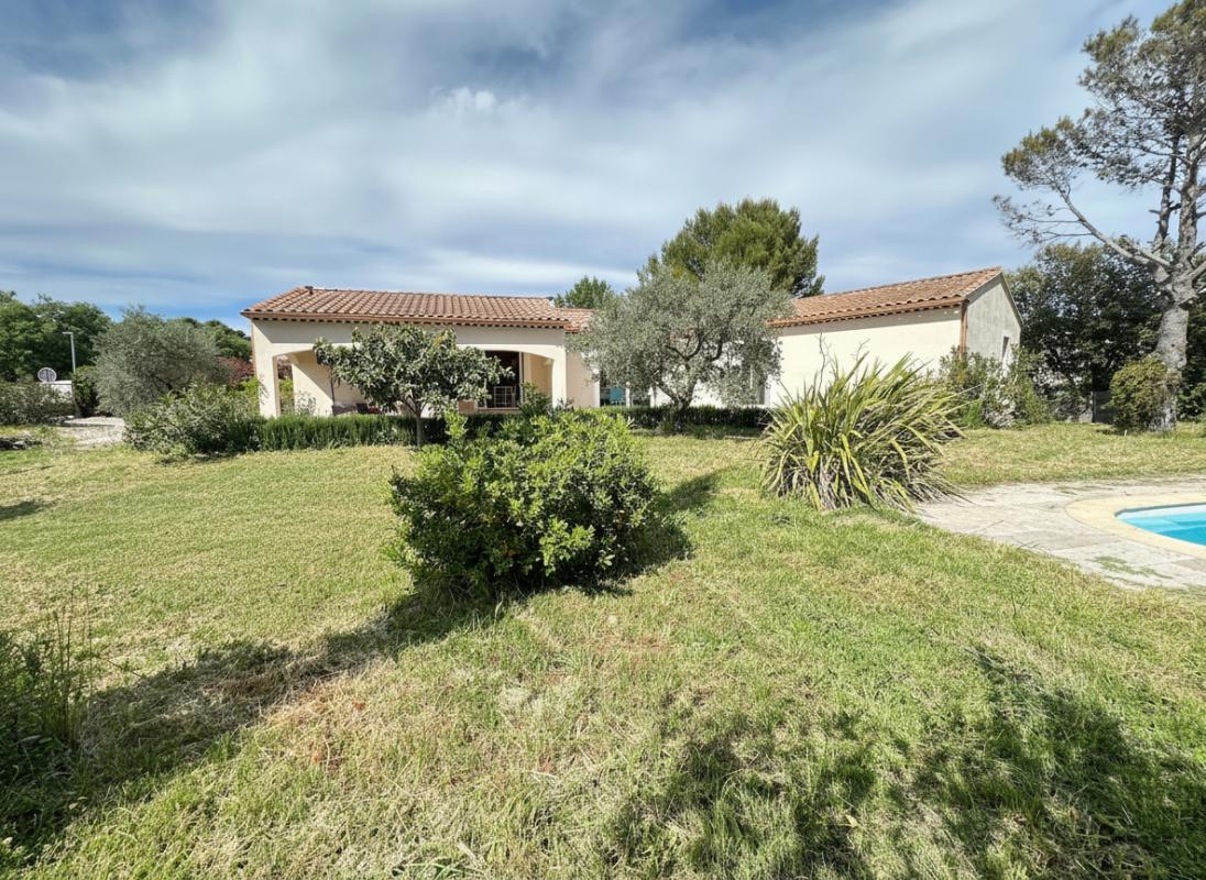 LANCON-PROVENCE Maison de plain-pied lumineuse avec piscine et grand terrain arboré à Lançon-de-Provence 12