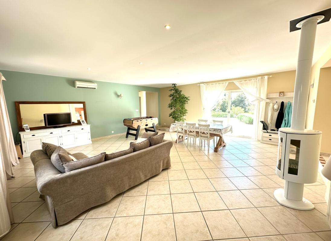 LANCON-PROVENCE Maison de plain-pied lumineuse avec piscine et grand terrain arboré à Lançon-de-Provence 4