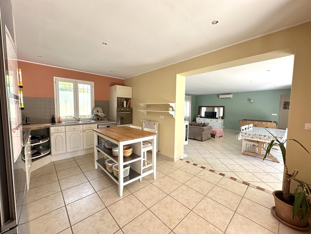 LANCON-PROVENCE Maison de plain-pied lumineuse avec piscine et grand terrain arboré à Lançon-de-Provence 5