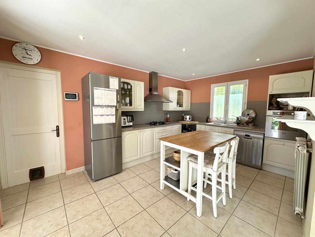 LANCON-PROVENCE Maison de plain-pied lumineuse avec piscine et grand terrain arboré à Lançon-de-Provence 6