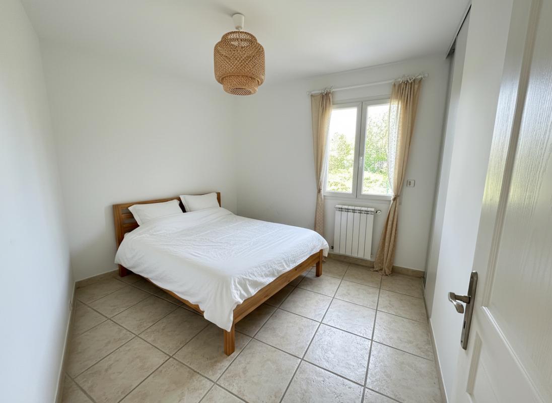 LANCON-PROVENCE Maison de plain-pied lumineuse avec piscine et grand terrain arboré à Lançon-de-Provence 7