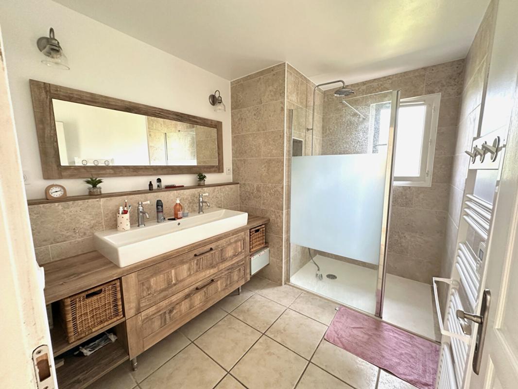 LANCON-PROVENCE Maison de plain-pied lumineuse avec piscine et grand terrain arboré à Lançon-de-Provence 8