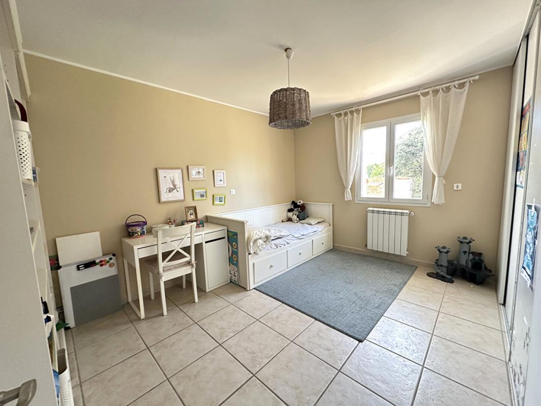 LANCON-PROVENCE Maison de plain-pied lumineuse avec piscine et grand terrain arboré à Lançon-de-Provence 9