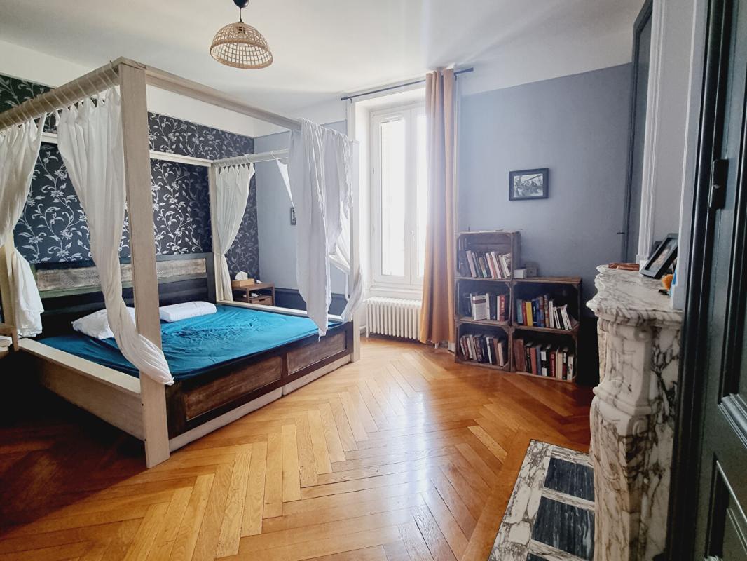 VILLEFRANCHE-SUR-SAONE Appartement Villefranche Sur Saone centre 7 pièces 178 m2 2