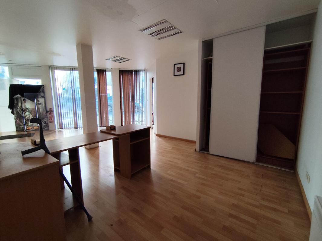 SAINT-BRIEUC SAINT BRIEUC - Local commercial ou professionnel Belle visibilité 8