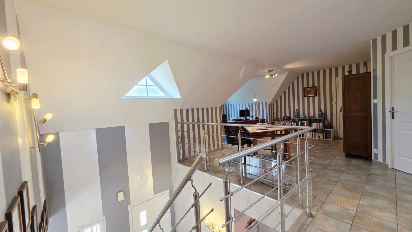 SAINT-DOULCHARD SAINT DOULCHARD MAISON 8 PIECES 6 CHAMBRES PISCINE GARAGE DÉPENDANCE 12