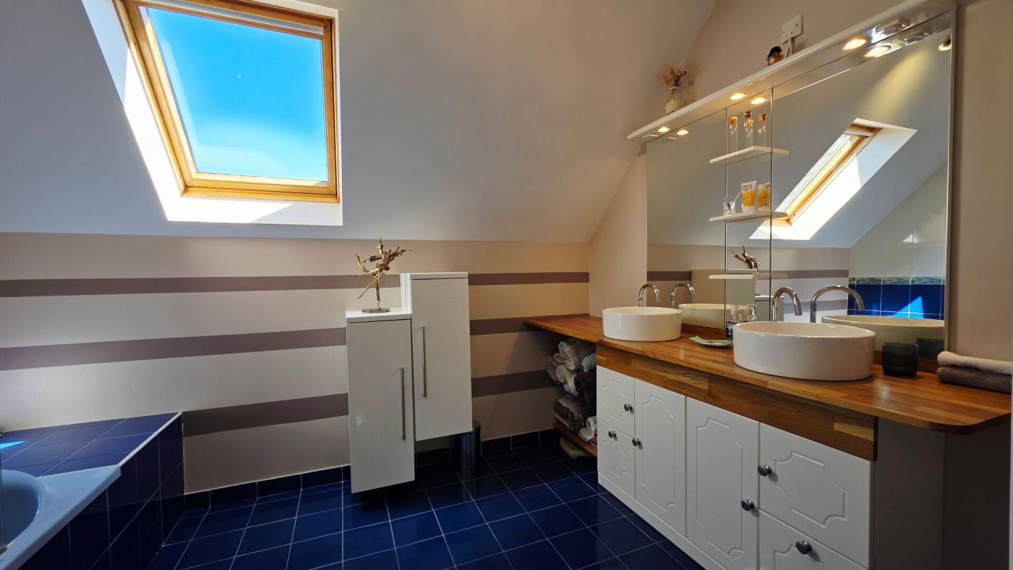 SAINT-DOULCHARD SAINT DOULCHARD MAISON 8 PIECES 6 CHAMBRES PISCINE GARAGE DÉPENDANCE 16