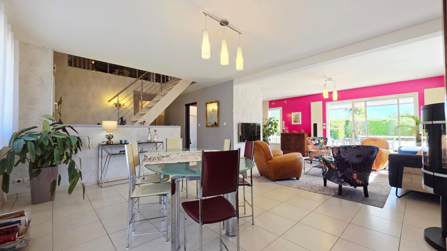 SAINT-DOULCHARD SAINT DOULCHARD MAISON 8 PIECES 6 CHAMBRES PISCINE GARAGE DÉPENDANCE 2