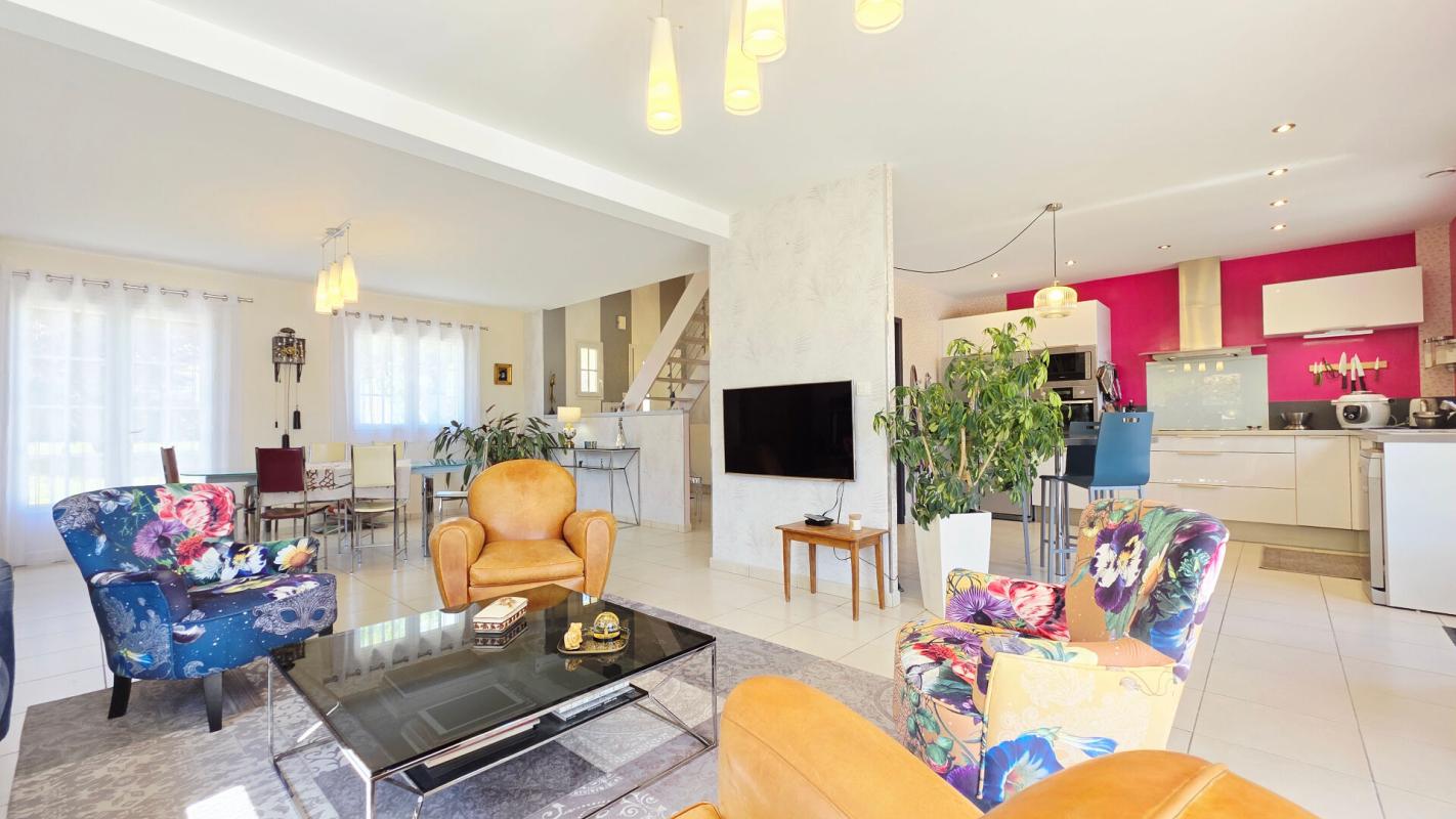 SAINT-DOULCHARD SAINT DOULCHARD MAISON 8 PIECES 6 CHAMBRES PISCINE GARAGE DÉPENDANCE 3