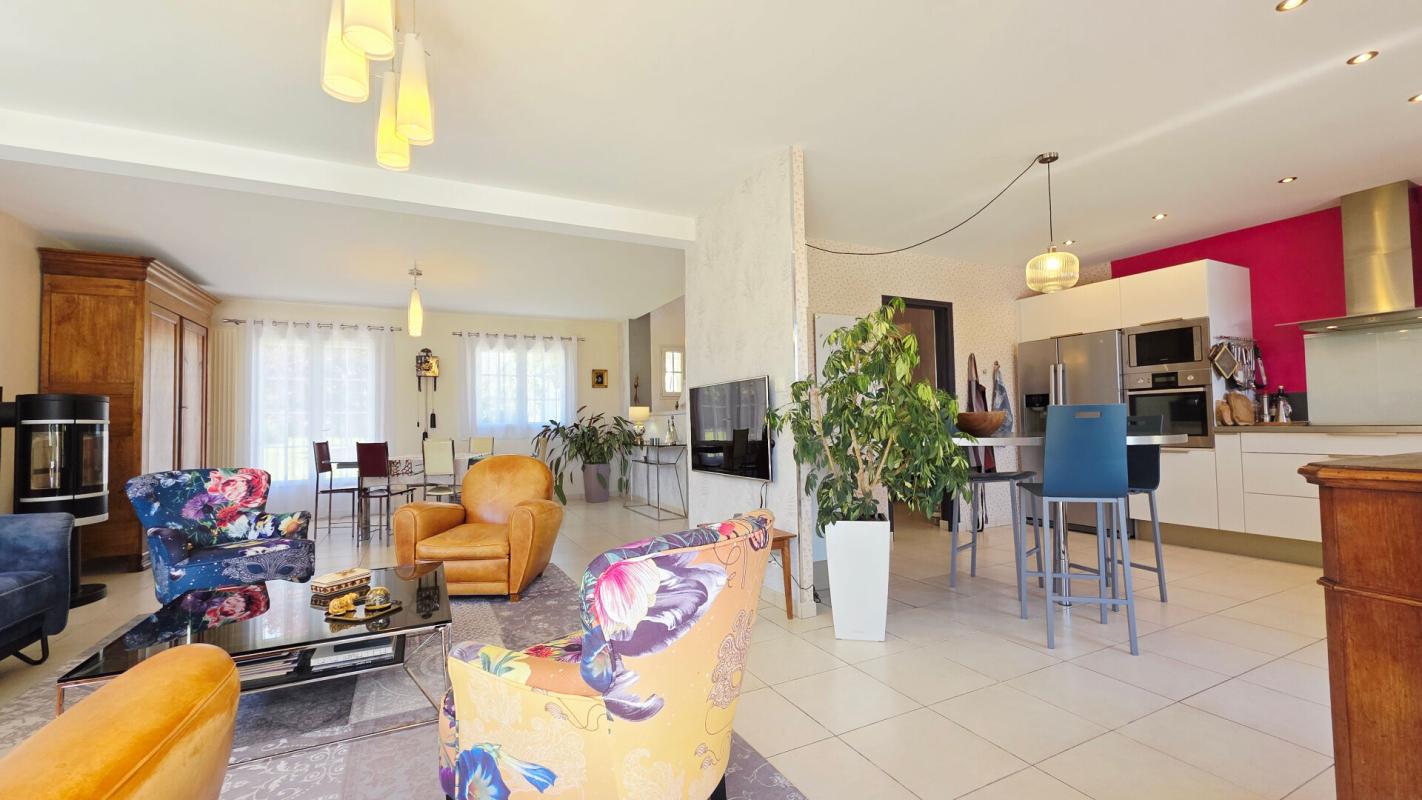 SAINT-DOULCHARD SAINT DOULCHARD MAISON 8 PIECES 6 CHAMBRES PISCINE GARAGE DÉPENDANCE 4