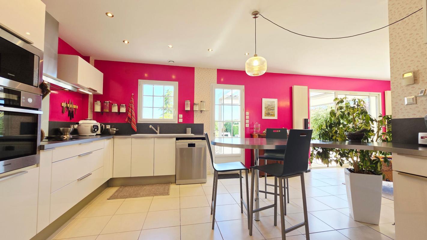 SAINT-DOULCHARD SAINT DOULCHARD MAISON 8 PIECES 6 CHAMBRES PISCINE GARAGE DÉPENDANCE 7