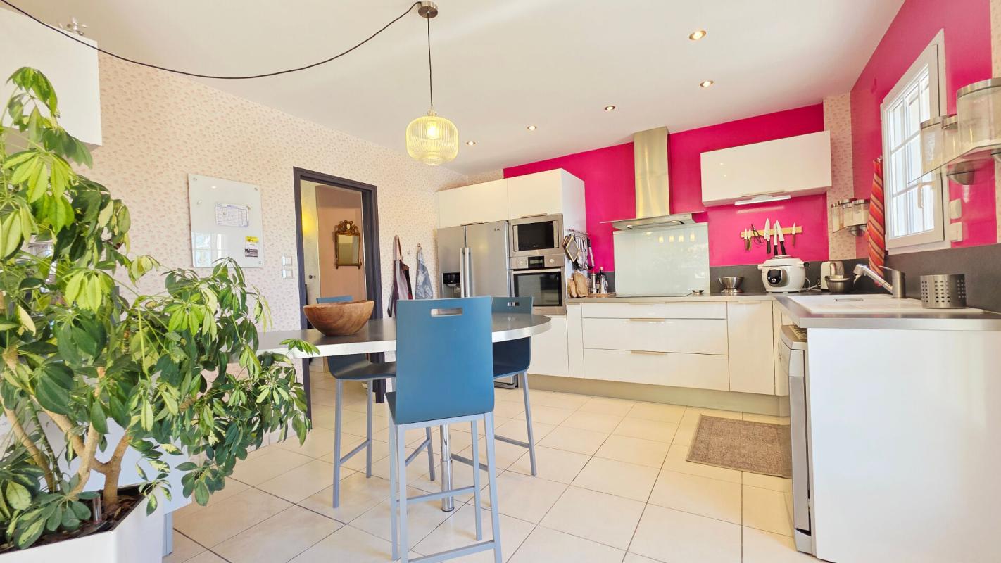 SAINT-DOULCHARD SAINT DOULCHARD MAISON 8 PIECES 6 CHAMBRES PISCINE GARAGE DÉPENDANCE 8