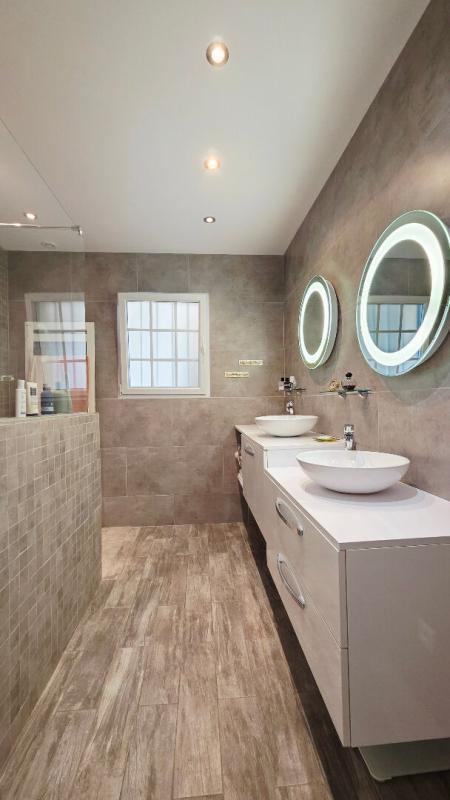 SAINT-DOULCHARD SAINT DOULCHARD MAISON 8 PIECES 6 CHAMBRES PISCINE GARAGE DÉPENDANCE 9