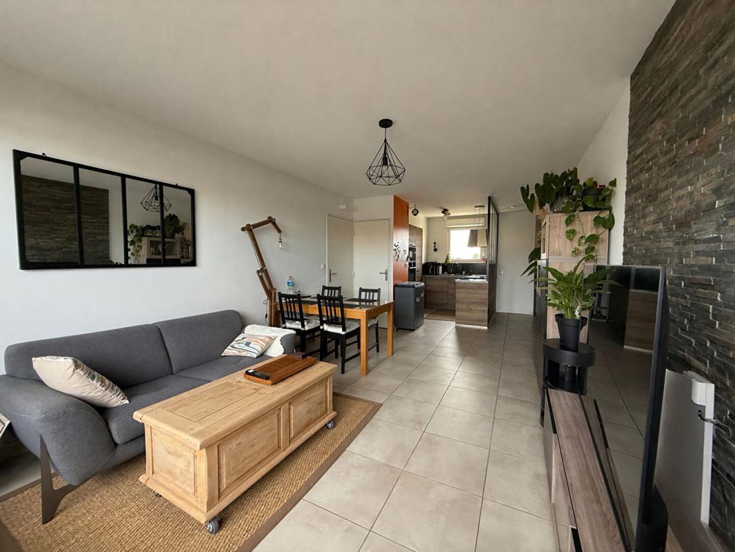 ISTRES Appartement de type 3 avec grande terrasse et 2 places de parking 2