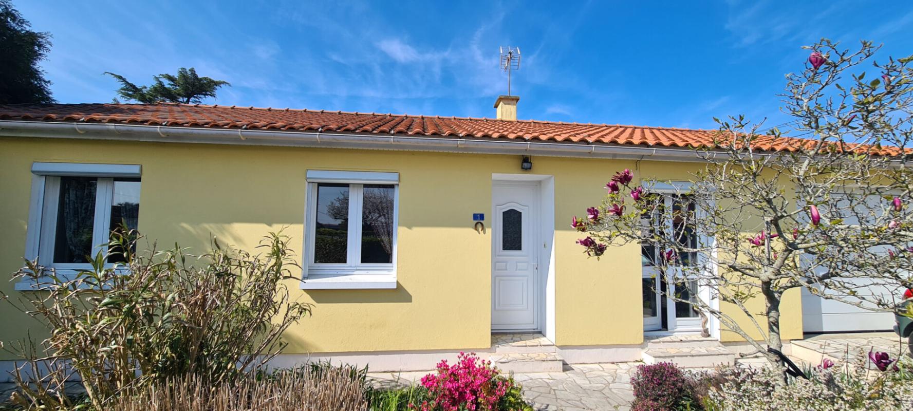 CLISSON Maison Clisson 5 P . 3 Chs . Bureau . 81.29 M² . T 377 M² . Terrasse . Garage 1
