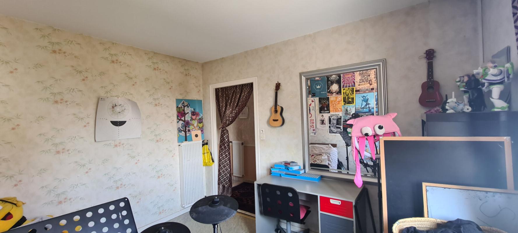 CLISSON Maison Clisson 5 P . 3 Chs . Bureau . 81.29 M² . T 377 M² . Terrasse . Garage 15