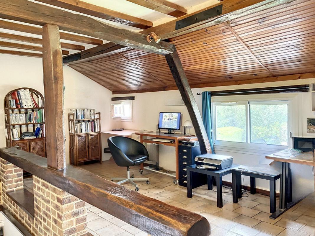 JOIGNY Dixmont- Longère de charme 335 m2 environ de surface habitable/5 chambres possibles/piscine couverte/sauna/annexe indépendante/garage 60 m2 envrion 10