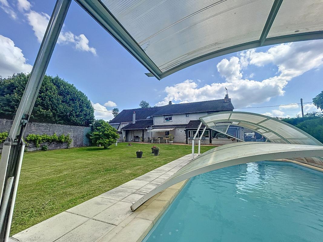 JOIGNY Dixmont- Longère de charme 335 m2 environ de surface habitable/5 chambres possibles/piscine couverte/sauna/annexe indépendante/garage 60 m2 envrion 15