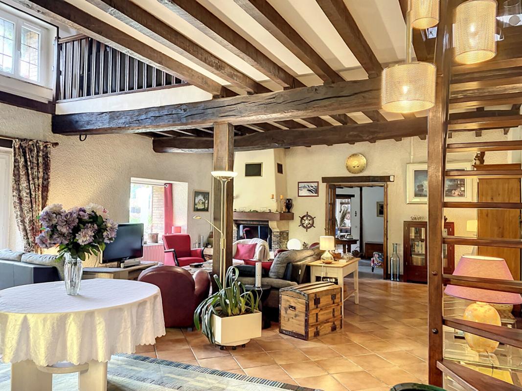 JOIGNY Dixmont- Longère de charme 335 m2 environ de surface habitable/5 chambres possibles/piscine couverte/sauna/annexe indépendante/garage 60 m2 envrion 9