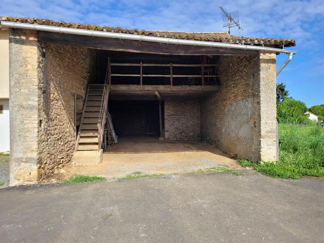 CHAMPDENIERS-SAINT-DENIS Grange Champdeniers 1 pièce(s) 100 m2 2