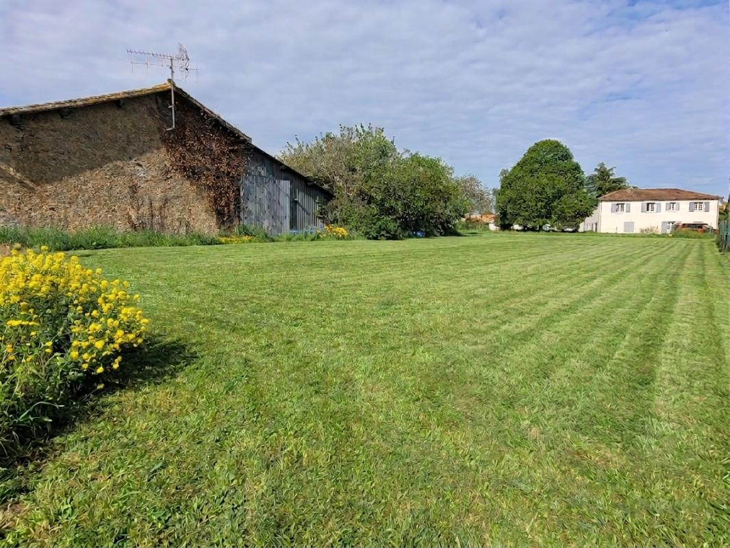 CHAMPDENIERS-SAINT-DENIS Grange Champdeniers 1 pièce(s) 100 m2 5