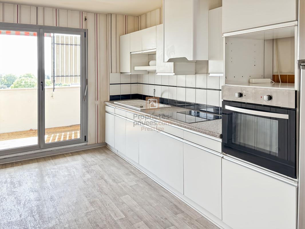 BORDEAUX BORDEAUX  CAUDERAN Appartement de trois pièces avec terrasse, balcon ascenseur cave et parking 1