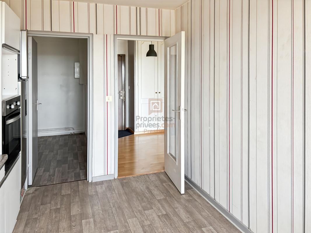 BORDEAUX BORDEAUX  CAUDERAN Appartement de trois pièces avec terrasse, balcon ascenseur cave et parking 2