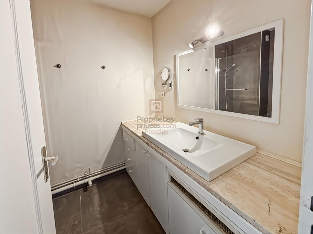 BORDEAUX BORDEAUX  CAUDERAN Appartement de trois pièces avec terrasse, balcon ascenseur cave et parking 7