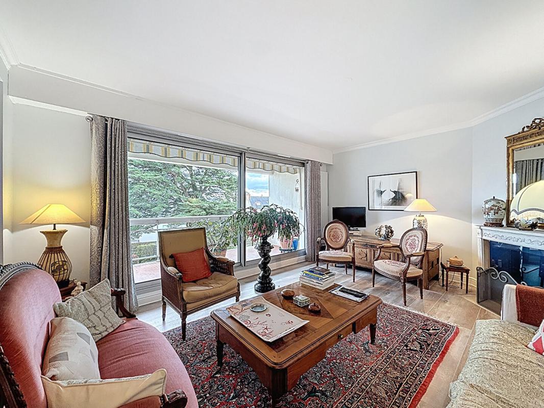 VANNES Appartement T4 de 108 m². Vannes Albert 1er. Grand balcon, 2 parkings, 2 caves. À pied du Port 10