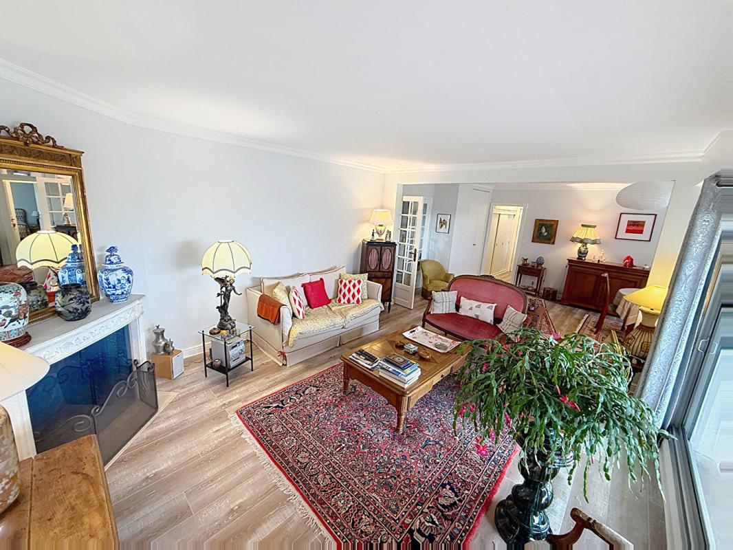 VANNES Appartement T4 de 108 m². Vannes Albert 1er. Grand balcon, 2 parkings, 2 caves. À pied du Port 2