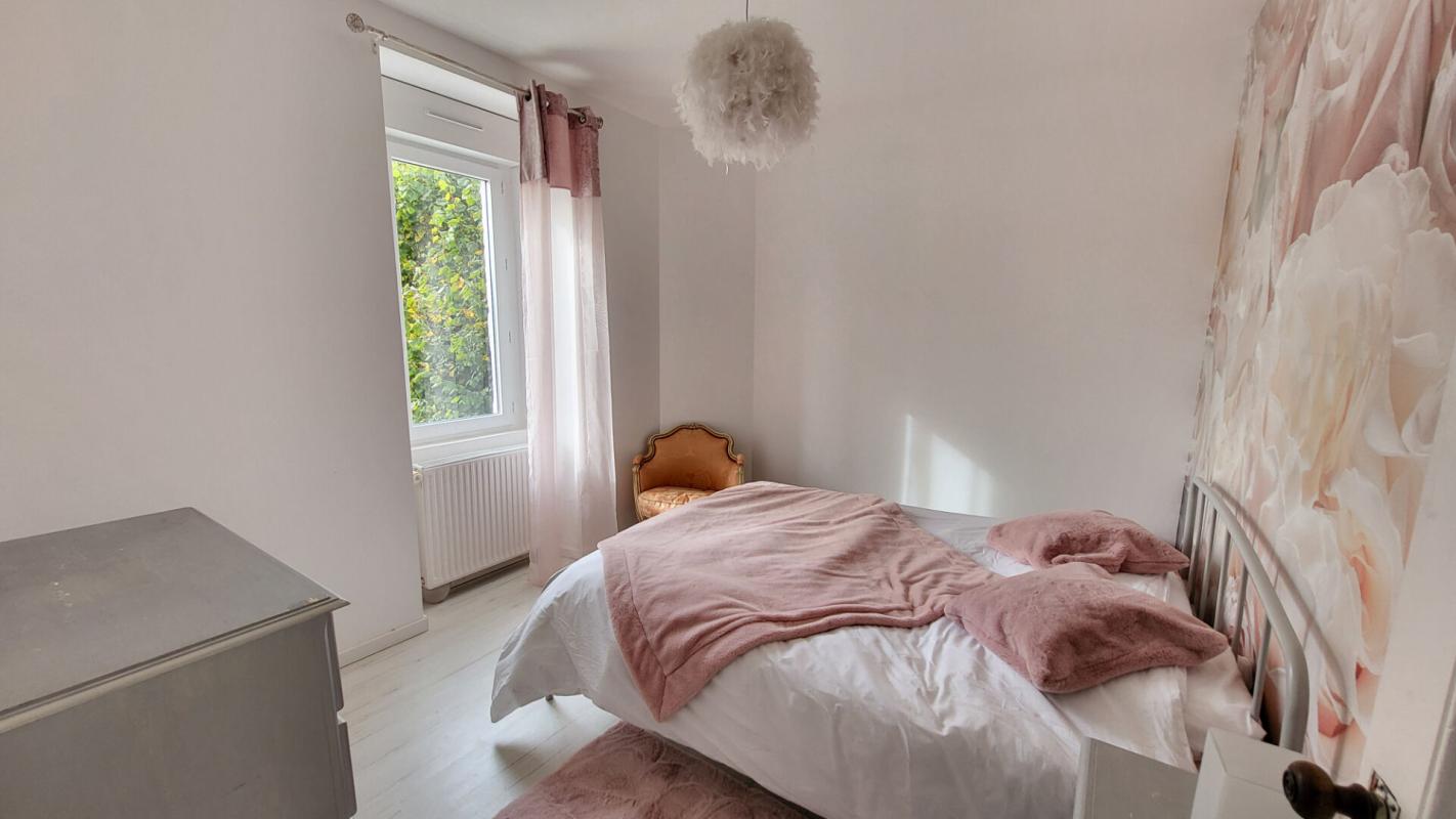 MUSSIDAN Centre ville  Mussidan  maison de 177 m² en pierres rénovation récente  4 chambres terrasse jardin 10