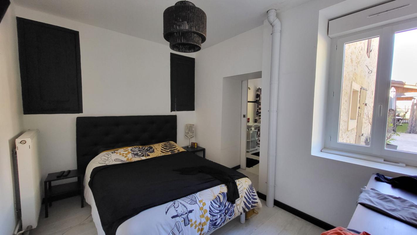 MUSSIDAN Centre ville  Mussidan  maison de 177 m² en pierres rénovation récente  4 chambres terrasse jardin 11