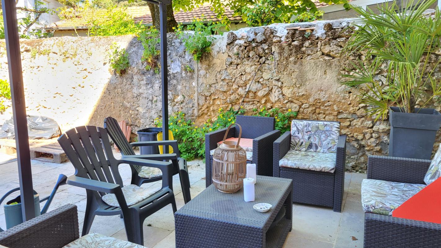 MUSSIDAN Centre ville  Mussidan  maison de 177 m² en pierres rénovation récente  4 chambres terrasse jardin 13