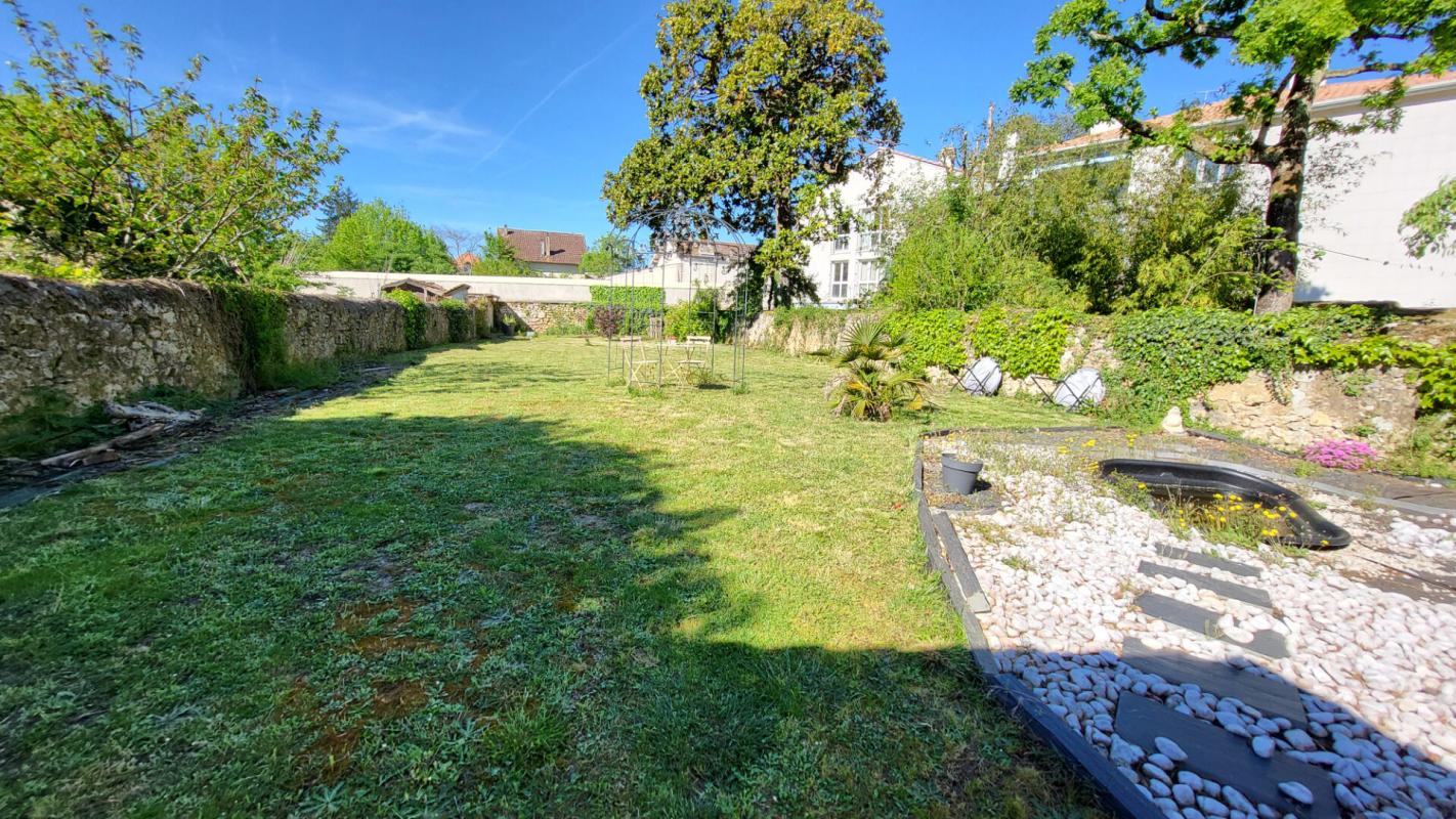 MUSSIDAN Centre ville  Mussidan  maison de 177 m² en pierres rénovation récente  4 chambres terrasse jardin 15