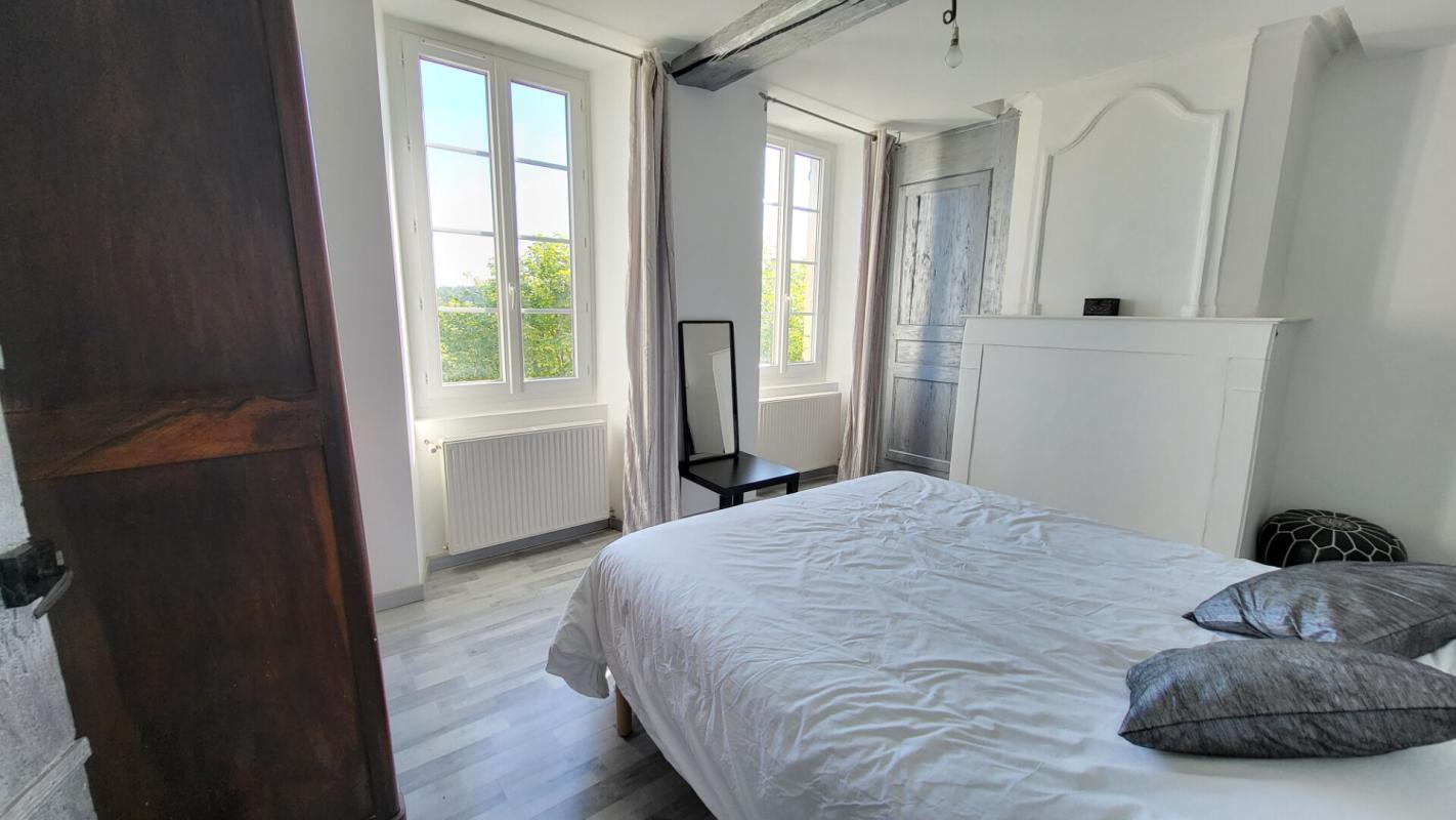 MUSSIDAN Centre ville  Mussidan  maison de 177 m² en pierres rénovation récente  4 chambres terrasse jardin 16