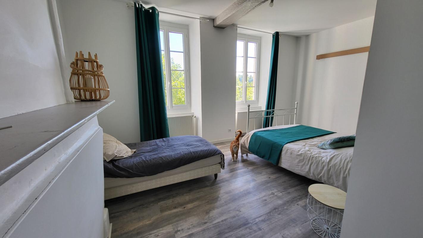 MUSSIDAN Centre ville  Mussidan  maison de 177 m² en pierres rénovation récente  4 chambres terrasse jardin 17