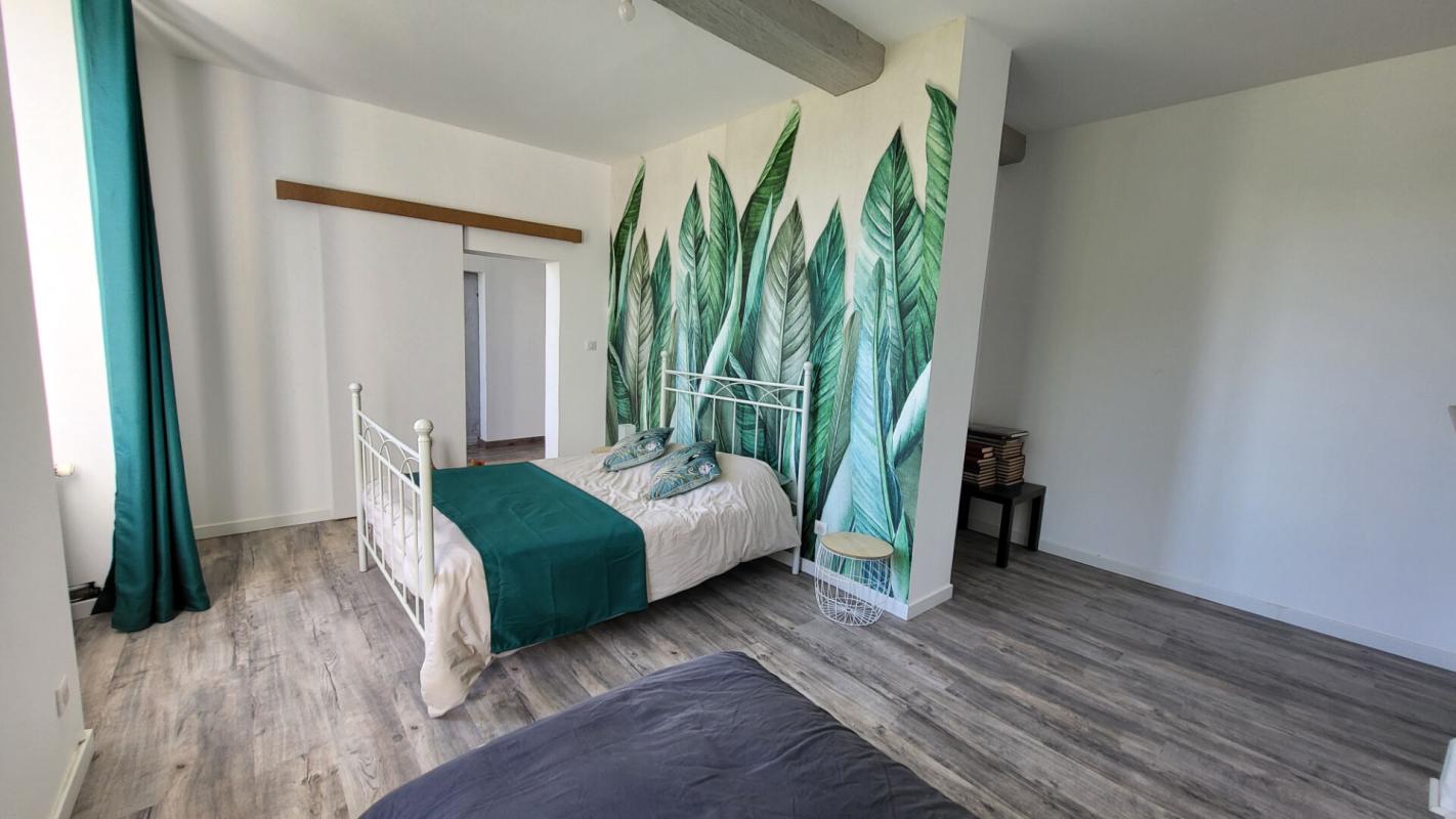 MUSSIDAN Centre ville  Mussidan  maison de 177 m² en pierres rénovation récente  4 chambres terrasse jardin 18