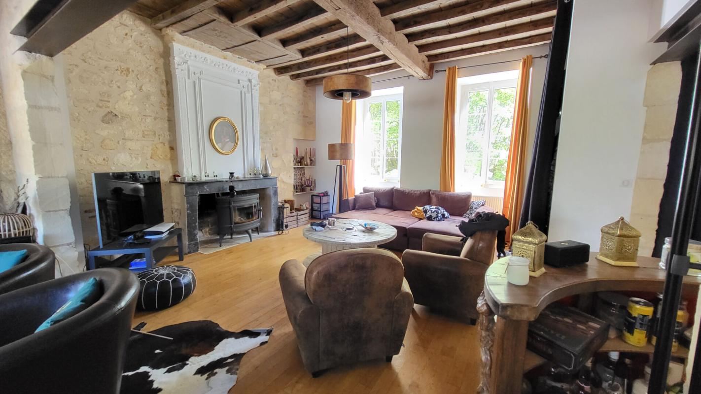 MUSSIDAN Centre ville  Mussidan  maison de 177 m² en pierres rénovation récente  4 chambres terrasse jardin 3