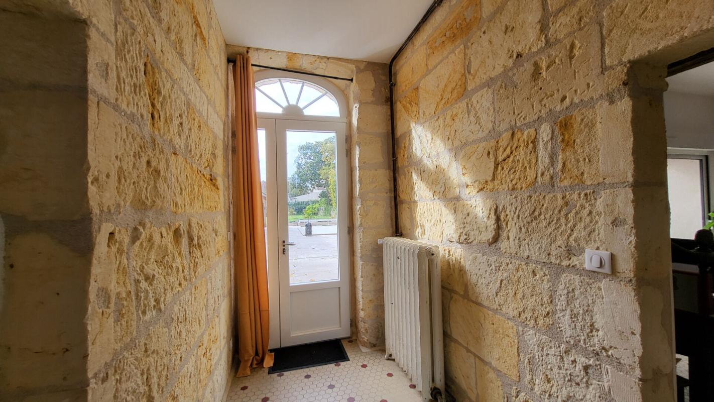 MUSSIDAN Centre ville  Mussidan  maison de 177 m² en pierres rénovation récente  4 chambres terrasse jardin 4