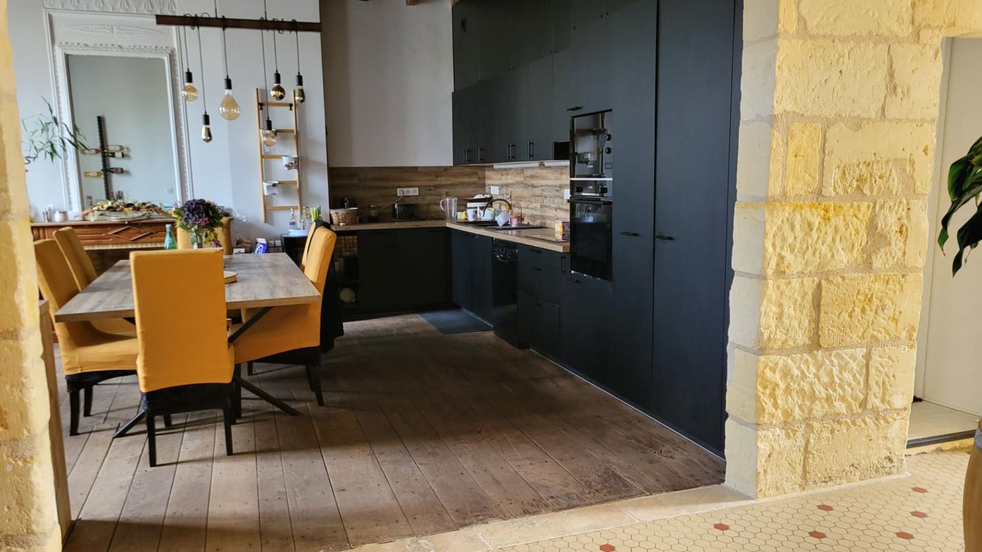 MUSSIDAN Centre ville  Mussidan  maison de 177 m² en pierres rénovation récente  4 chambres terrasse jardin 6