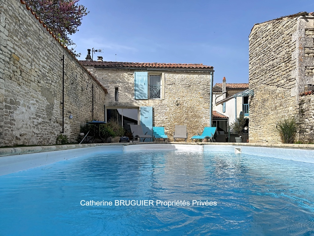SAINT-JEAN-DE-LIVERSAY Maison en pierre - 210 m² - 5 chambres - Piscine -jardin clos- Coeur de village- Grand garage 11